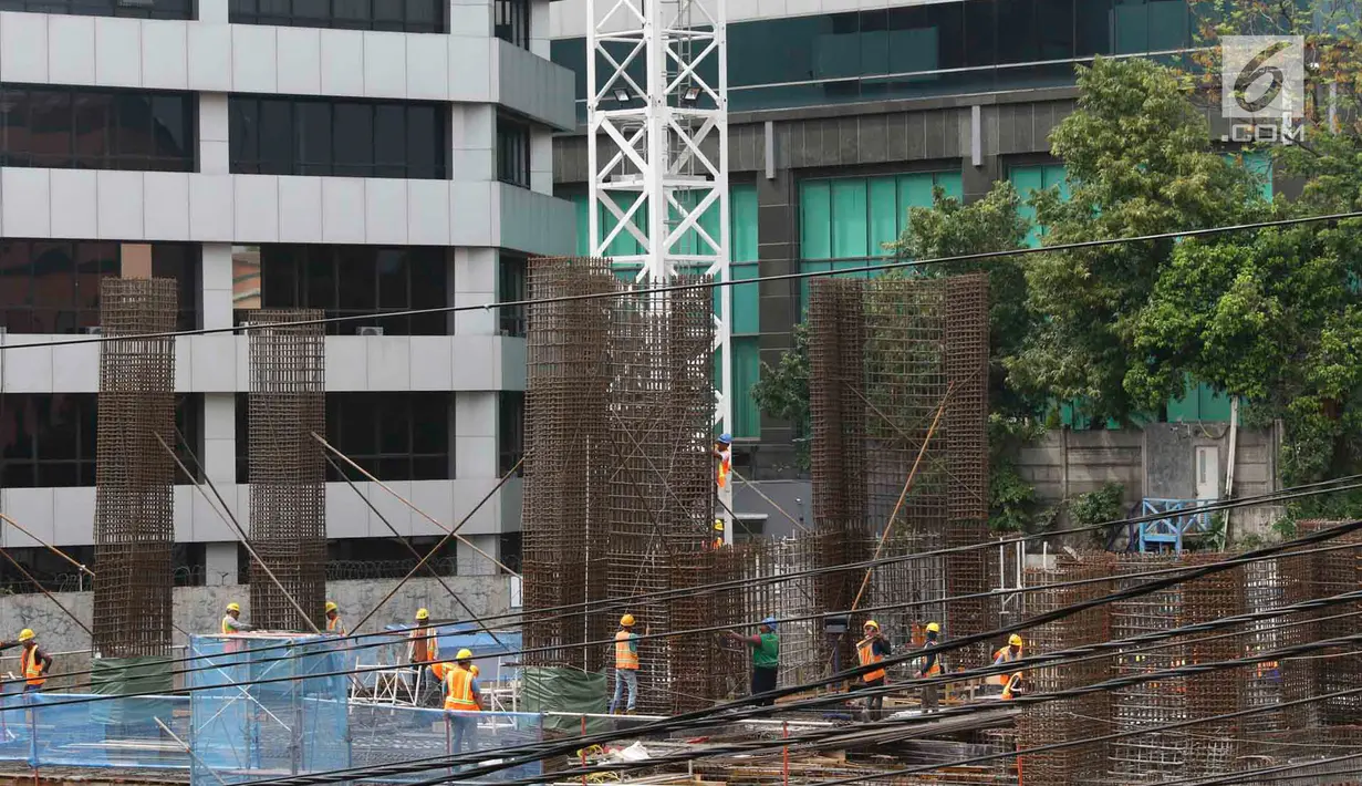 Pekerja membangun konstruksi bangunan bertingkat di Jakarta, Jumat (18/1). Dirjen Perdagangan Luar Negeri Kemendag Oke Nurwan mengatakan pemerintah akan membatasi baja impor yang masuk ke Indonesia. (Liputan6.com/Immanuel Antonius)