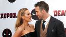 Pemeran utama film Deadpool, Ryan Reynolds bersama istrinya Blake Lively saat menghadiri pemutaran khusus "Deadpool 2" di AMC Loews Lincoln Square, New York (14/5). (Brent N. Clarke / Invision / AP)