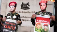 Aksi mereka cukup unik dengan memakai topeng wajah pahlawan nasional Usman-Harun Rabu (26/3/2014) (Liputan6.com/JohanTallo).