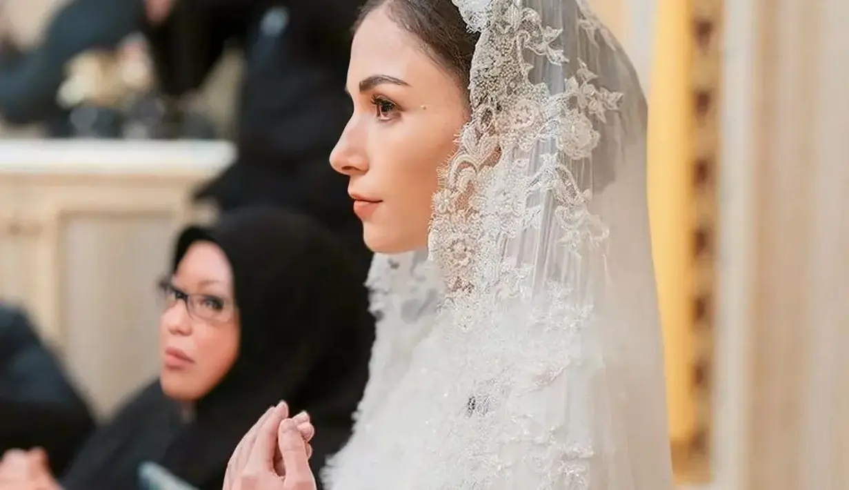 Anisha Rosnah telah resmi diperistri oleh Pangeran Brunei Darussalam, Abdul Mateen. Penampilannya dalam beberapa acara adat jelang pernikahan hingga pernikahannya disorot. [Foto: Instagram/support.anishaik]