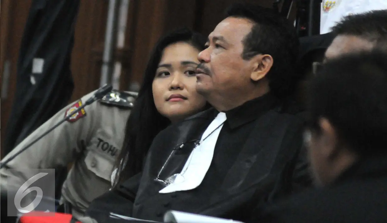 Jessica Kumala Wongso melihat Penasihat hukumnya saat sidang lanjutan kasus pembunuhan Wayan Mirna Salihin, Jakarta, Rabu (7/9). Menurut Ahli Patologi Forensik RSCM, sianida ada di lambung setiap orang. (Liputan6.com/Helmi Afandi) 