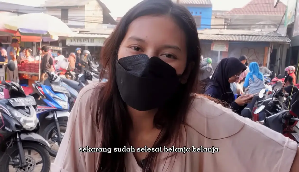 Meski salah satu artis papan atas, Indah tampak santai naik motor. Potret Indah diatas motornya setelah selesai belanja. [Youtube/Indah Permatasari]