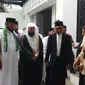 Wakil Ketua Umum Dewan Masjid Indonesia, Komisaris Jenderal Syafruddin, bertemu dengan Imam Masjidil Haram. (Liputan6.com/Ady Anugrahadi)