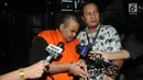 Pengusaha Zulfikar, penyuap Anggota DPR F-PDIP I Nyoman Dhamantra memakai rompi tahanan usai menjalani pemeriksaan di Gedung KPK, Jakarta, Jumat (9/8/2019). Zulfikar ditahan terkait suap izin impor bawang putih dari Kementerian Pertanian dan SPI dari Kemendag. (merdeka.com/Dwi Narwoko)