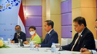 Presiden Joko Widodo saat mengawali pertemuan dengan Presiden ADB Masatsugu Asakawa di Phnom Penh, Kamboja, Kamis (10/11/2022).