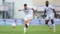 Pemain Arema FC, Charles Raphael De Almeida (kiri) menendang bola pada laga pekan pertama BRI Liga 1 2023/2024 antara Dewa United melawan Arema FC di Stadion Indomilk, Tangerang, Minggu (2/7/2023). (Bola.com/Bagaskara Lazuardi)