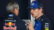 Pembalap Red Bull Racing asal Belanda, Max Verstappen (kanan), berbicara dengan seorang mekanik setelah membawa mobilnya kembali ke garasi karena mundur dari balapan selama Grand Prix F1 Monako di sirkuit jalanan Monako, pada 7 Juni 2026. (Yves Herman/POOL/AFP)