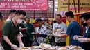 Para jemaat kelenteng Jin De Yuan membagikan makanan gratis kepada umat Muslim yang bersiap untuk berbuka puasa selama bulan suci Ramadan di Jakarta pada 18 Maret 2024. (Adek BERRY/AFP)