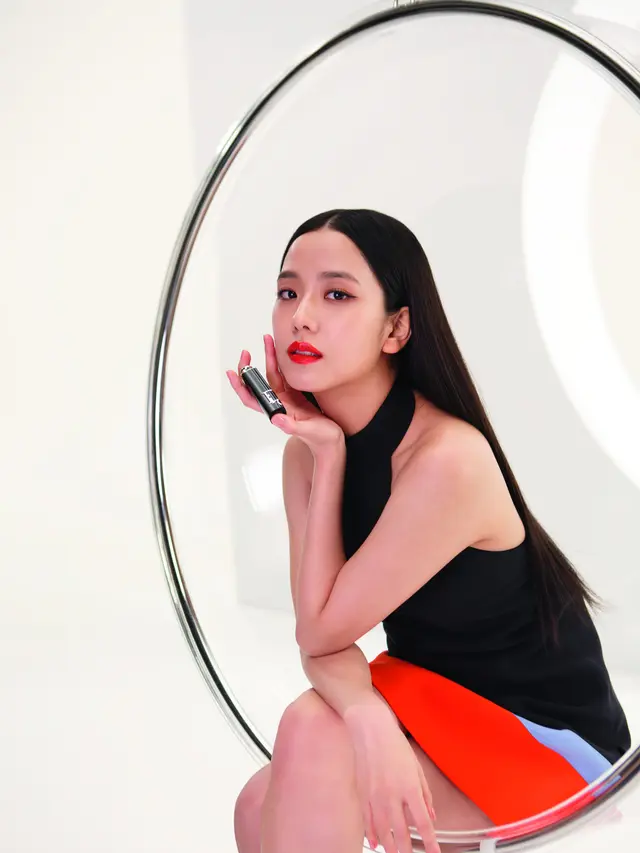 Pesona Misterius Jisoo BLACKPINK dan Anya Taylor Joy Kenakan Lipstik Merah, Look Siapa yang Paling Mempesona?