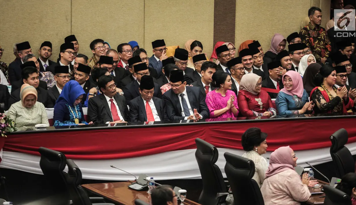 Mantan Gubernur DKI Jakarta, Basuki Tjahaja Purnama atau Ahok bersama Sutiyoso dan Djarot Saiful Hidayat menghadiri pengukuhan anggota DPRD DKI p2019-2024 di gedung DPRD DKI Jakarta, Senin (26/8/2019). Sebanyak 106 anggota DPRD DKI terpilih 2019-2024 dilantik hari ini. (Liputan6.com/Faizal Fanani)