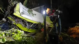 "Seorang penumpang yang terluka parah ketika sebuah bus terjun ke jurang di Filipina tengah telah meninggal, menjadikan jumlah korban tewas akibat kecelakaan itu menjadi 17," kata pihak berwenang pada Rabu (6/12/2023) seperti dikutip dari Channel News Asia (CNA). (Iloilo City Disaster Risk Reduction and Management Office - Urban Search and Rescue Unit via AP)