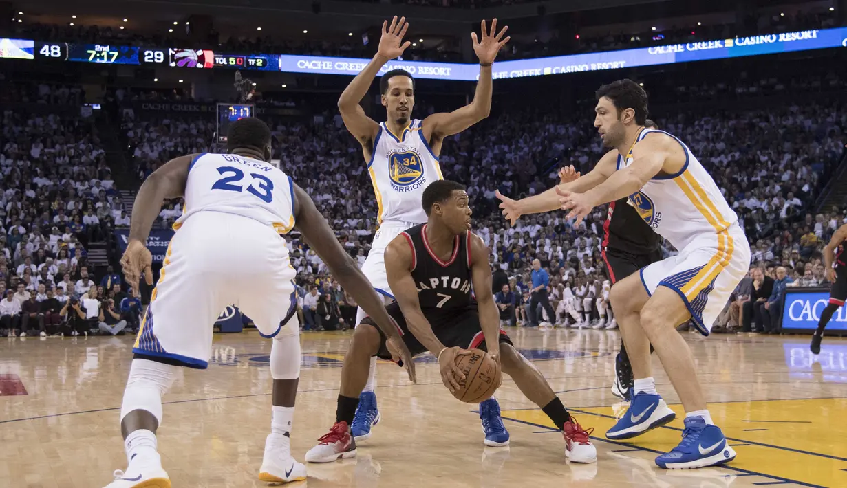 Pemain Toronto Raptors, Kyle Lowry (7) mencoba keluar dari hadangan para pemain Warriors pada lanjutan NBA basketball game di Oracle Arena, (28/12/2016). Warriors menang 121-111. (Reuters/Kyle Terada-USA TODAY Sports)