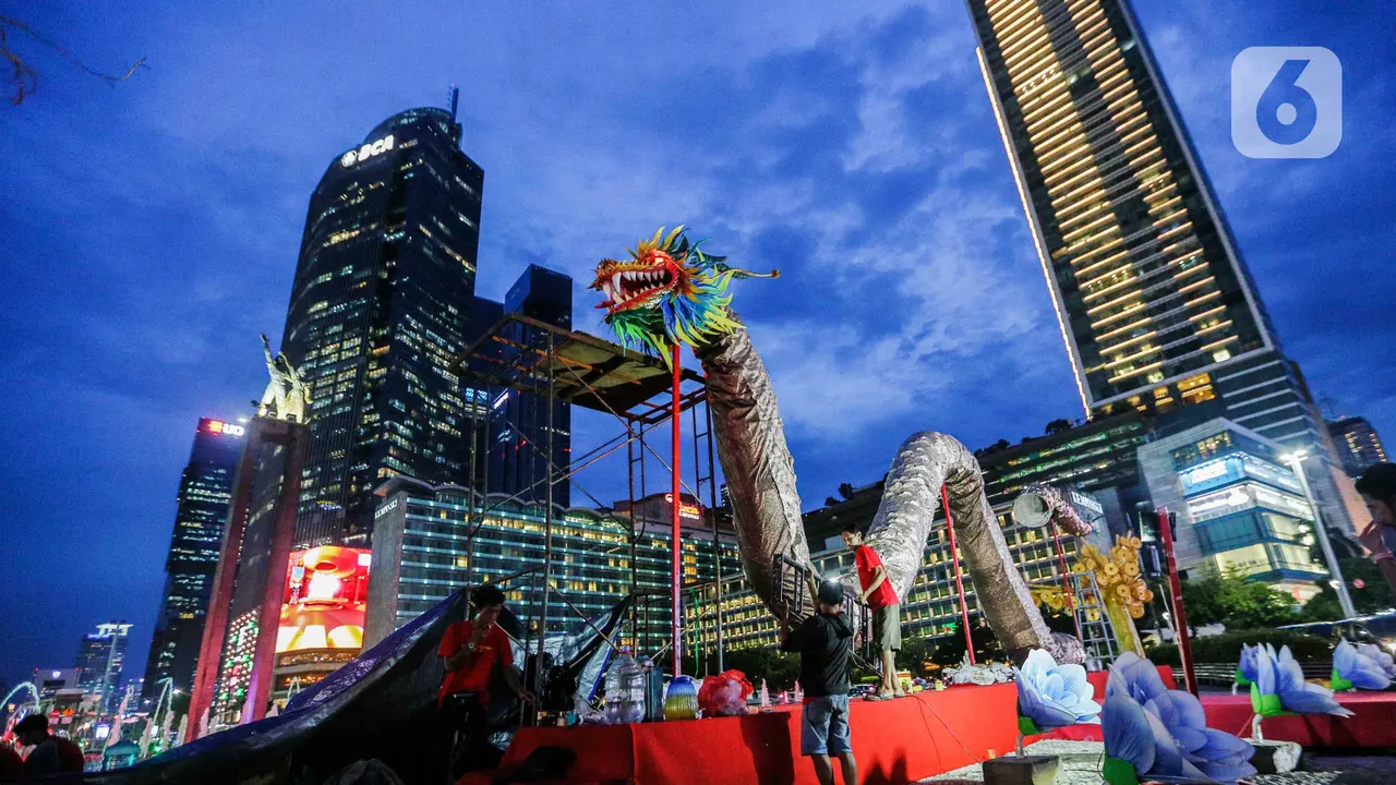 Kawasan Bundaran HI Jakarta Berhias Naga Raksasa