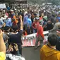 Warga Rawa Rengas demo minta ganti rugi layak lahan mereka (Pramita Tristiawati/Liputan6.com)