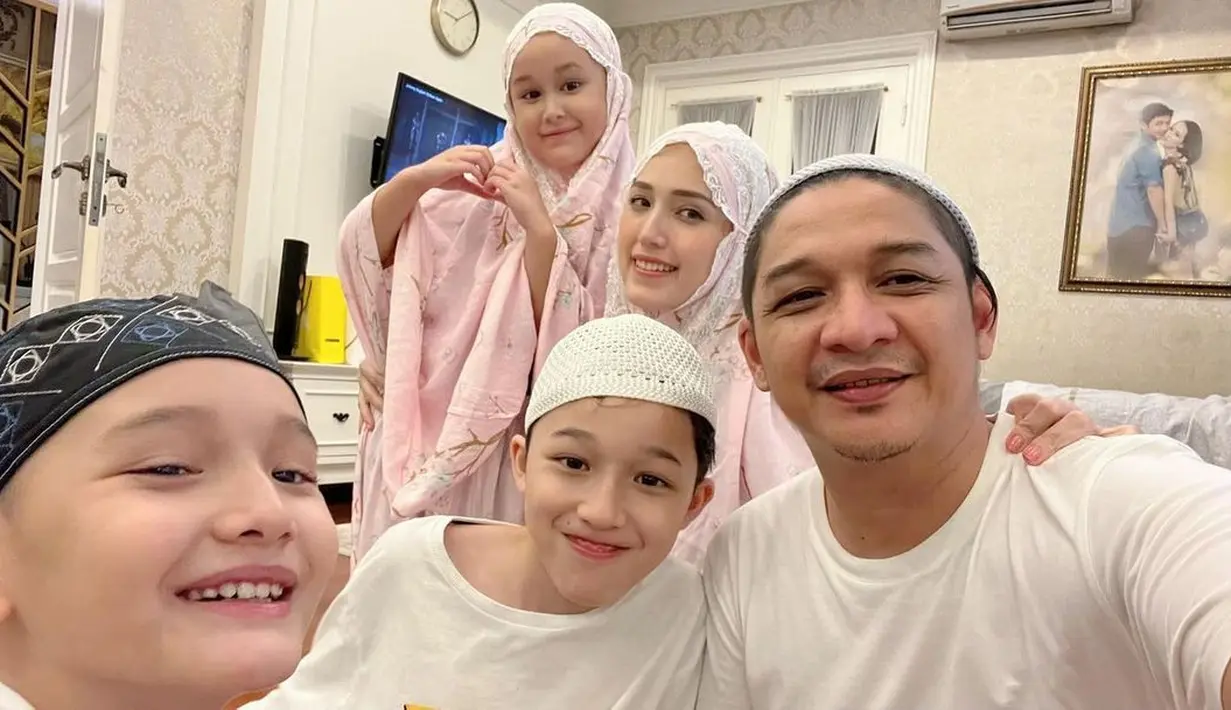 Pasha Ungu kerap membagika kegiatan bersama keluarganya selama bulan puasa. "Alhamdulillah tarawih malam ke-3..," tulis pashaungu_real01.  [Instagram/pashaungu_real01]