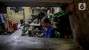 Pekerja membuat produk tas di unit produksi Artrek, Jakarta, Selasa (3/11/2020). Pemprov DKI Jakarta telah memutuskan menaikkan upah minimum provinsi (UMP) 2021 sebesar Rp 4.416.186,548 atau meningkat 3,27 persen dari 2020 bagi perusahaan tidak terkena dampak COVID-19. (Liputan6.com/Faizal Fanani)