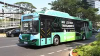 Bus listrik TransJakarta melintas di Jalan jenderal Suditman, jakarta, Selasa (10/9/2019). TransJakarta melakukan uji coba tiga bus listrik untuk menguji ketahanan bateri dan beban seberat 16 ton pdi sejumlah jalan protokol ibukota. (HO/Basuki))