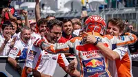 Pembalap Repsol Honda, Marc Marquez merayakan kemenangan pada MotoGP Jerman 2018 bersama krunya. (Twitter/Repsol Honda)