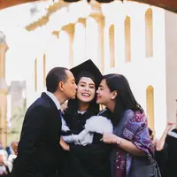 Maudy Ayunda terlihat cantik saat lulus dari Universitas Oxford. Pada momen penting itu, ia didampingi oleh kedua orangtuanya. (Foto: instagram.com/maudyayunda)
