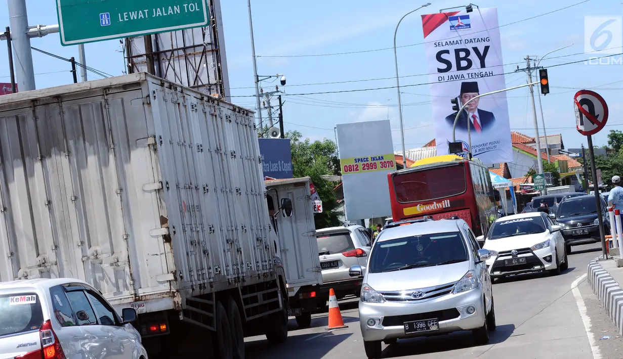 Kendaraan melewati jalur contraflow di Simpang Tiga Keluar Tol Brebes, Jawa Tengah, Sabtu (23/12). Memasuki libur panjang Natal 2017, arus lalu lintas di Simpang Tiga Keluar Tol Brebes terlihat ramai lancar. (Liputan6.com/Helmi Fithriansyah)