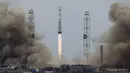 Roket Proton - M membawa pesawat luar angkasa ExoMars 2016 saat meluncur menuju planet Mars di Kazakhstan , (14/3). Tujuan dari program ExoMars untuk mempelajari dan mencari bukti kehidupan yang ada di planet merah tersebut. (REUTERS / Shamil Zhumatov)