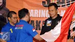 Cagub DKI Jakarta, Agus Harimurti Yudhoyono (kanan) menerima simbol siaga dari Jaringan Nusantara di Jakarta, Rabu (18/1). Bersama Jaringan Nusantara, AHY melakukan siaga pemilu bersih dan anti kecurangan. (Liputan6.com/Helmi Fithriansyah