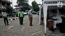 Peseta antre saat akan melakukan tes swab COVID-19 di Kantor Kecamatan Kramat Jati, Jakarta, Selasa (16/6/2020). Puskesmas Kecamatan Kramat Jati menggelar tes swab bagi seluruh pegawai instansi pemerintahan untuk memutus rantai penyebaran COVID-19. (merdeka.com/Iqbal Nugroho)