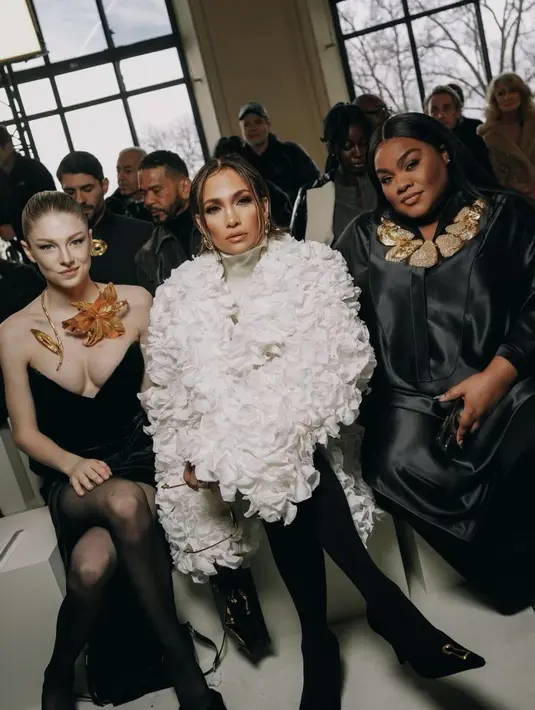 Seolah membawa taman bunga berjalan, pelantun lagu “On The Floor” itu tampil glamor mengenakan coat bertabur 7.000 bunga mawar asli berwarna putih. [@jlo]