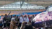 Siti  Nurbaya dan Syamsuar bernyanyi bersama Iis Dahlia dalam kampanye terbuka Jokowi-Ma'ruf Amin di Siak. (Liputan6.com/M Syukur)
