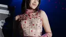 Di look lainnya, Tiara Andini kenakan sleeveless high neck tulle semi-transparan dusty pink. Dipadu dengan detail korset di bagian tengah, lengan panjang bertabur manik-manik serta kristal warna-warni [@tiaraandini]