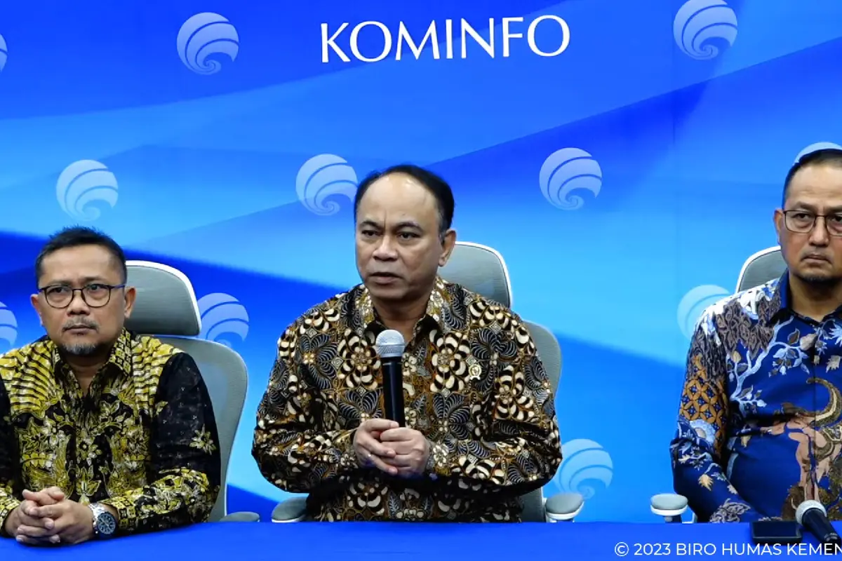 Menkominfo Budi Arie (tengah) dalam konferensi pers terkait pemberantasan hoaks jelang Pemilu 2024 (Kemkominfo TV)