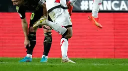 Pemain Rayo Vallecano Alvaro Garcia (atas) melakukan selebrasi usai mencetak gol ke gawang Real Madrid pada pertandingan sepak bola Liga Spanyol di Stadion Vallecas, Madrid, Spanyol, 7 November 2022. Rayo Vallecano mengalahkan Real Madrid dengan skor 3.2. (AP Photo/Manu Fernandez)