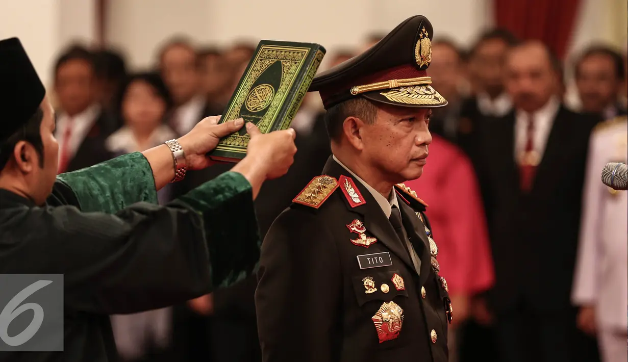 Kapolri  Tito Karnavian diambil sumpahnya saat dilantik menjadi Kapolri di Istana Negara, Jakarta, Rabu (13/7).  Tito Karnavian dilantik dengan Keputusan Presiden tentang pengangkatan Kapolri Nomor 48/Polri/Tahun 2016. (Liputan6.com/Faizal Fanani)