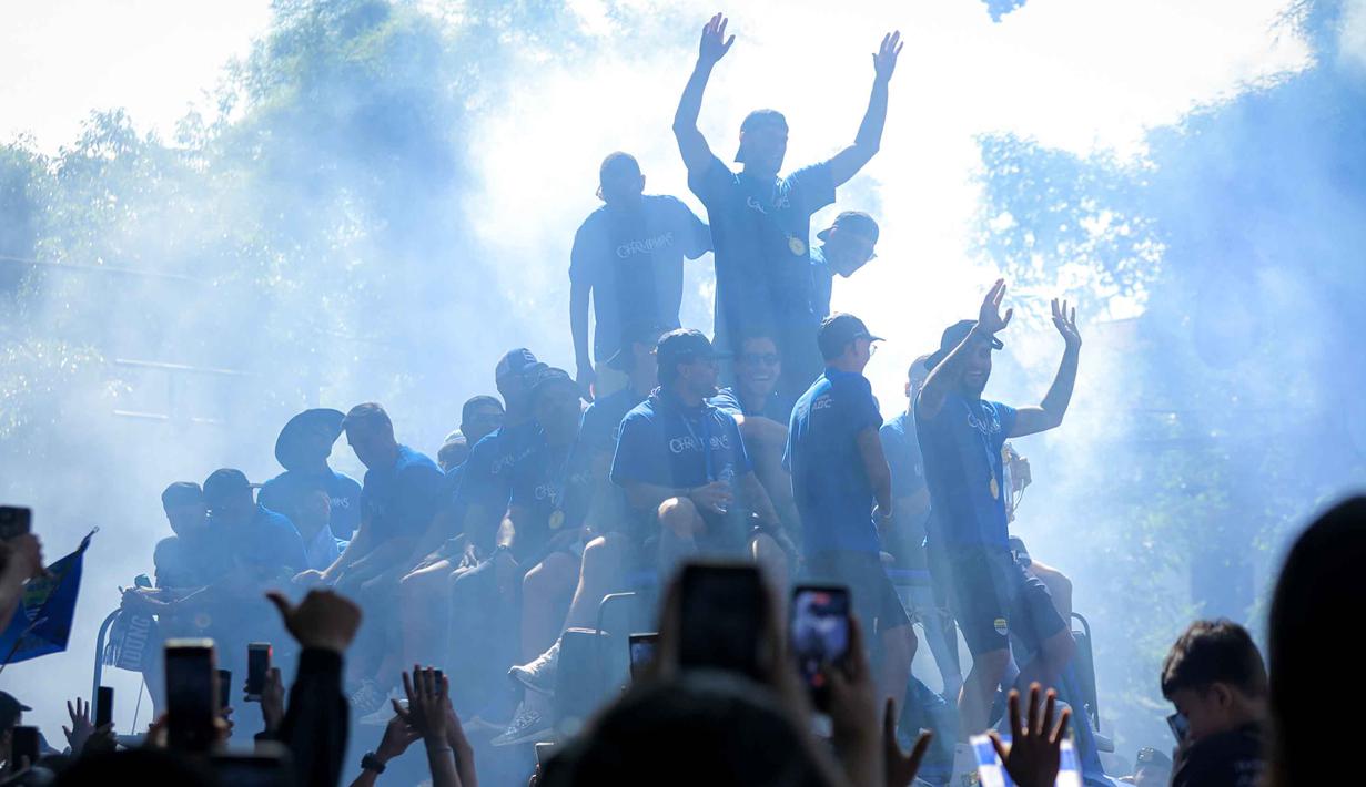 Tim dan ofisial Persib Bandung menyapa warga saat konvoi juara BRI Super League 2025/2026 di Bandung, Jawa Barat, Minggu (24/5/2026). (Bola.com/Bagaskara Lazuardi)
