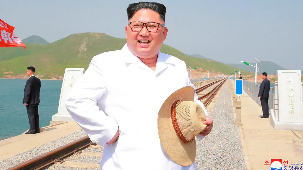 Kim Jong-un Tinjau Jalur Kereta Baru