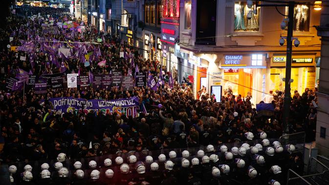 Polisi menghalau pengunjuk rasa yang ingin menggelar pawai untuk memperingati Hari Perempuan Internasional di Istanbul, Turki, Jumat (8/3). Massa mengecam kekerasan dan mendesak kesetaraan hak. (AP Photo/Lefteris Pitarakis)