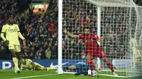 Pemain Liverpool Mohamed Salah (kanan) melakukan selebrasi usai mencetak gol ke gawang Arsenal pada pertandingan sepak bola Liga Inggris di Stadion Anfield, Liverpool, Inggris, 20 November 2021. Liverpool menang 4-0. (AP Photo/Jon Super)