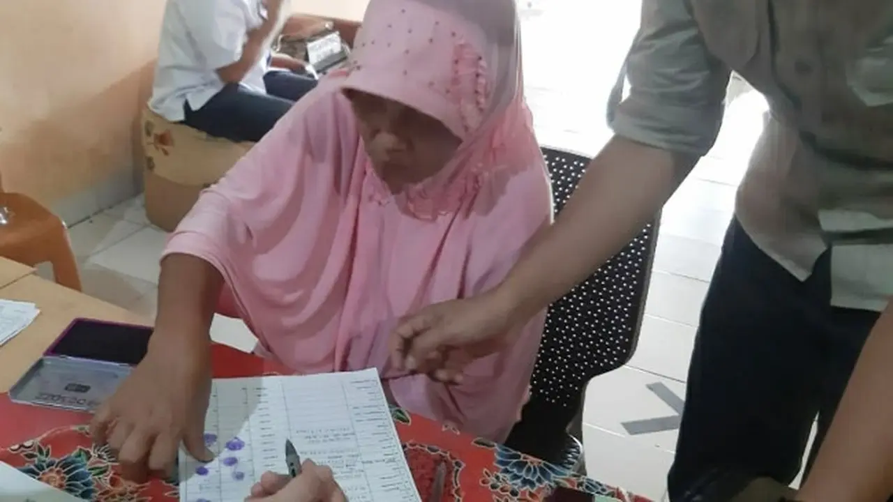 Petani anggota Kopsa-M di Desa Pangkalan Baru, Kabupaten Kampar, menerima talangan gaji dari PTPN V.