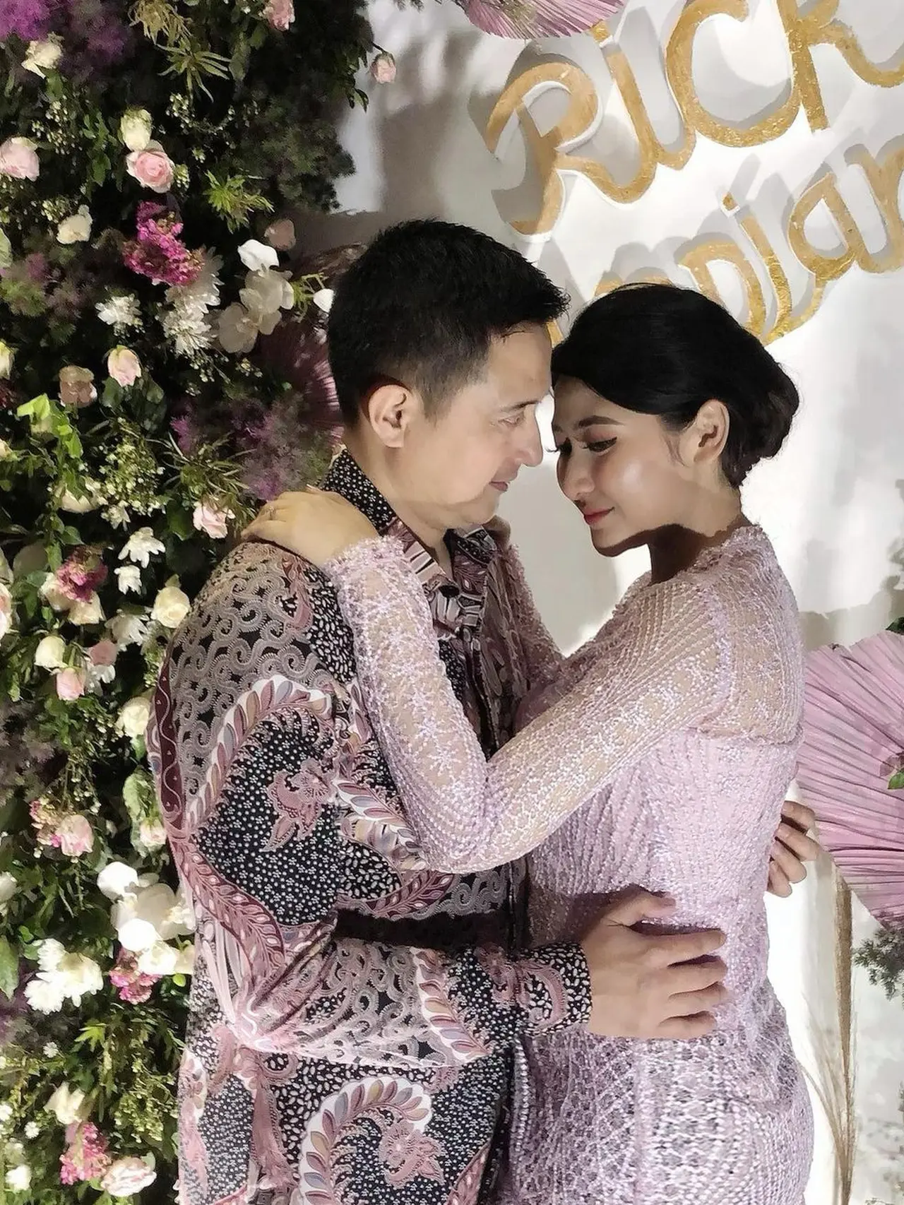 6 Momen Kompak Ricky Subagja Pakai Baju Senada Bareng Istri yang ...