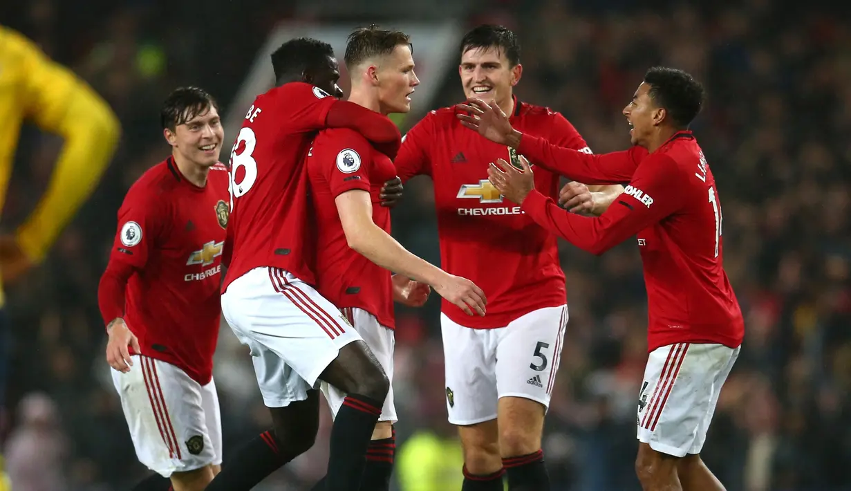 Para pemain Manchester United merayakan gol Scott McTominay (tengah) ke gawang Arsenal dalam lanjutan Liga Inggris di Old Trafford, Manchester, Inggris, Senin (30/9/2019). Pertandingan berakhir 1-1. (AP Photo/Dave Thompson)