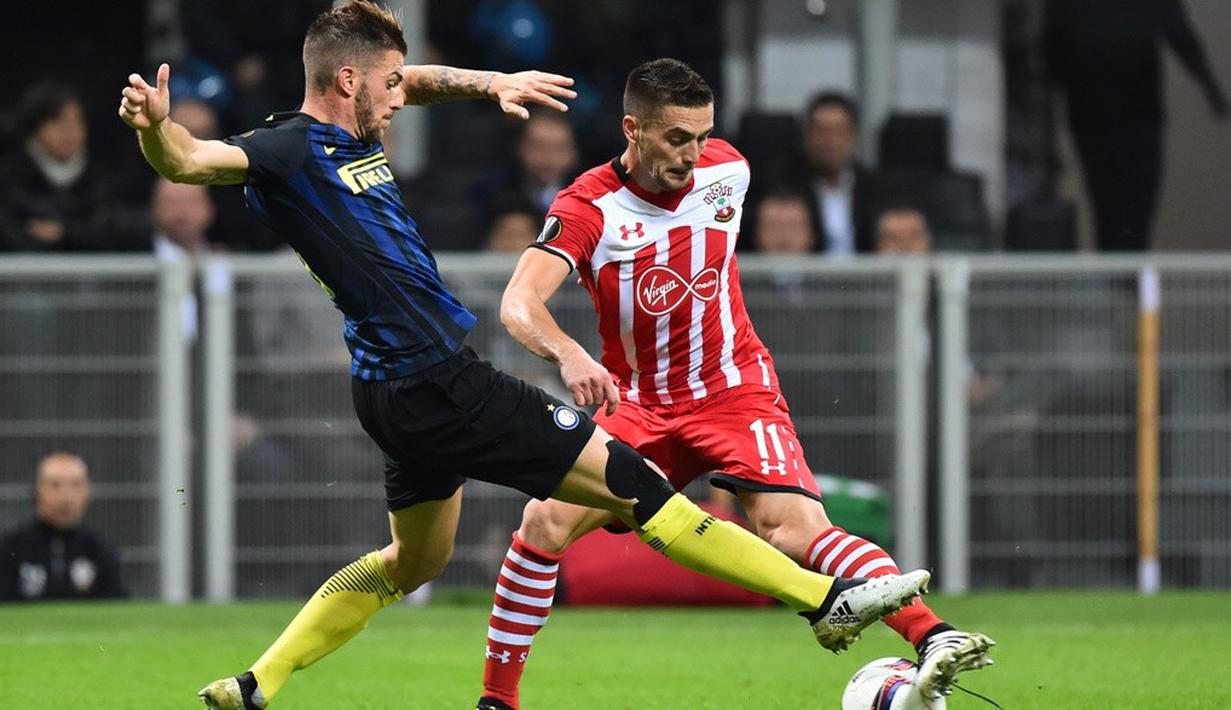 Pemain Inter Milan, Davide Santon, berebut bola dengan pemain Southampton, Dusan Tadic, dalam laga Grup K Liga Europa di Stadion Giuseppe Meazza, Milan, Jumat (21/10/2016) dini hari WIB. (AFP/Giuseppe Cacace)