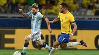 Gelandang timnas Brasil Renato Augusto mengawal striker timnas Argentina Lionel Messi pada laga di Belo Horizonte, 10 November 2016. (AFP/Vanderlei Almeida)