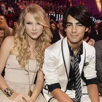 Taylor Swift hanya butuh sekitar tiga bulan (Juli hingga Oktober 2008) menjalin kasih dengan Joe Jonas. Melalui sambungan telpon 17 detik, Joe memutuskan hubungannya dengan Taylor. Kemarahan Taylor diungkapkan dalam lagu Last Kiss. (Istimewa)