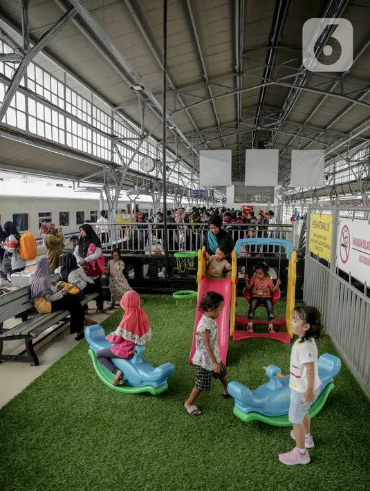 Anak-anak bermain di Stasiun Senen, Jakarta, Senin (30/12/2019). PT KAI Daop 1 Jakarta juga menyediakan Taman Bermain Ramah Anak kepada para penumpang yang membawa anak saat menunggu keberangkatan kereta. (Liputan6.com/Faizal Fanani)