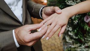 Ilustrasi bertunangan, pertunangan, tukar cincin. (Image by freepic.diller on Freepik)