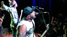 Aksi band pop punk Man Overboard saat konser yang bertajuk The Story So Far & Man Overboard Suppy World di Jakarta, Minggu (30/8/2015). Band asal Amerika ini berhasil memuaskan para penggemarnya di  Jakarta. (Liputan6.com/Faizal Fanani)