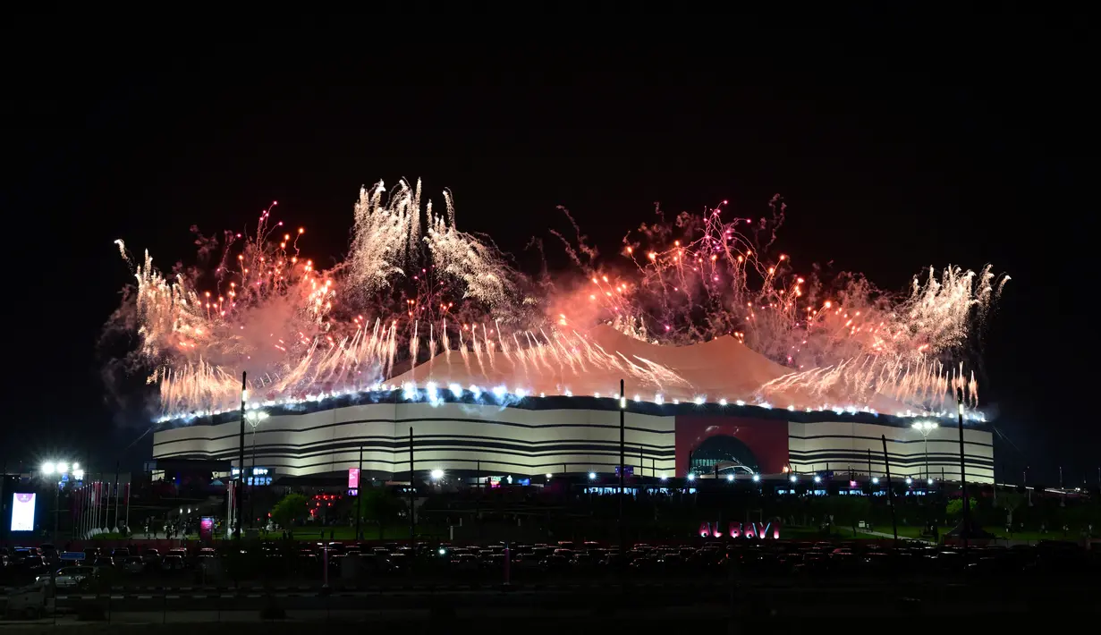 Kembang api terlihat saat upacara pembukaan menjelang pertandingan sepak bola Grup A Piala Dunia Qatar 2022 antara Qatar dan Ekuador di Stadion Al-Bayt di Al Khor, utara Doha (20/11/2022). Piala Dunia 2022 akan berlangsung di Qatar sepanjang 20 November hingga 18 Desember. 
(AFP/Miguel Medina)
