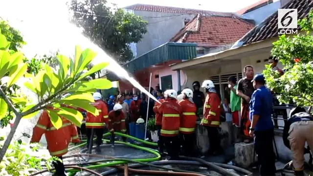 Rumah kos yang terletak padat penduduk di kawasan perkampungan Gang  Kebalen Kulon 2 Surabaya, ludes tarbakar. Selain rumah satu unit mobil dan sejumlah kendaraan roda dua juga terbakar, dalam kejadian ini belum tahu peyebab kebakaran.