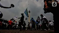 Buruh dari berbagai aliansi saat berdatangan untuk menghadiri perayaan Hari Buruh Internasional 2025 di kawasan Monumen Nasional (Monas), Jakarta, Kamis (1/5/2025). (Liputan6.com/Angga Yuniar)