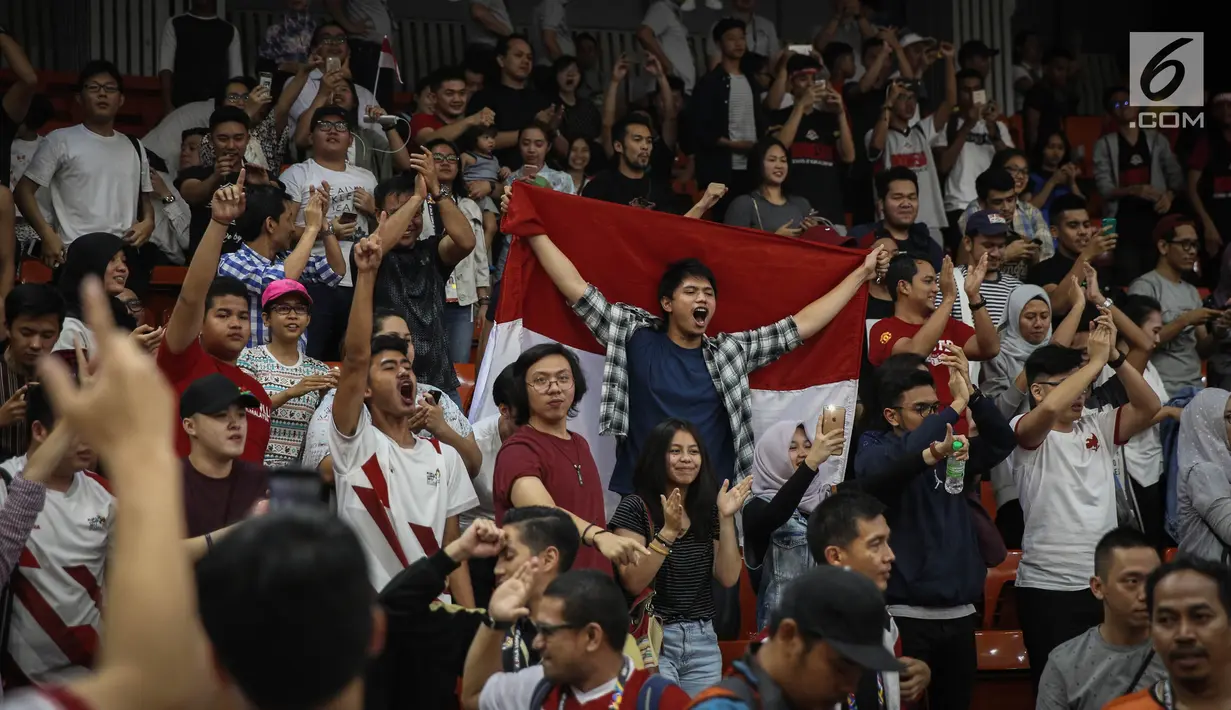 Suporter bersorak setelah timnas basket putra Indonesia mengalahkan Thailand pada semifinal SEA Games 2017 di MABA Stadium, Jumat (25/8). Tim basket putra Indonesia memastikan satu tempat di partai final SEA Games 2017. (Liputan6.com/Faizal Fanani)